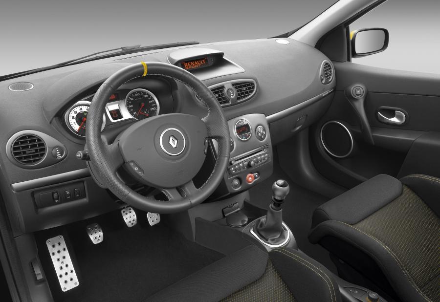  Renault Clio RS Red Bull Racing RB7 2012 года  (фото 3 из 6)